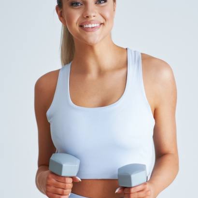 Junge, selbstbewusste Frau, mit toller ästhetischer Figur und einem schönen straffen Bauch.